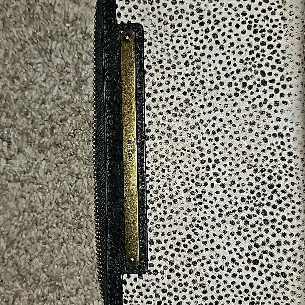 The Fossil Women's Liza Leather Zip Around Clutch Wallet - Picture 2 of 5
